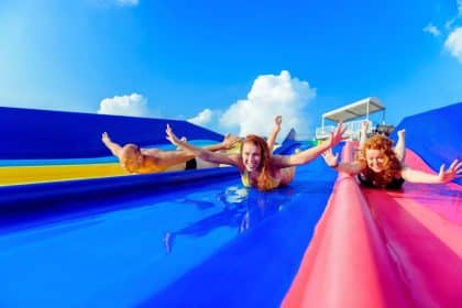 Un testeur de toboggans aquatiques effectue des tests de sécurité et de qualité sur les attractions aquatiques. Il vérifie le bon fonctionnement des toboggans, évalue les sensations procurées aux usagers et s'assure que les normes de sécurité sont respectées. Pour exercer ce métier, les qualifications requises incluent une bonne condition physique, une capacité à évaluer objectivement les sensations et une formation en secourisme. Le salaire d'un testeur de toboggans aquatiques varie en fonction de l'entreprise et de l'expérience, mais peut être attractif.